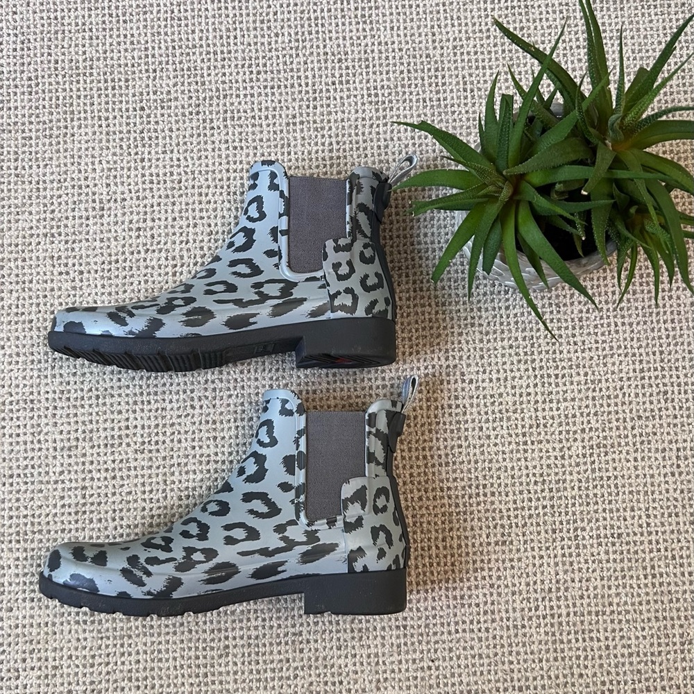 HUNTER Chelsea short waterproof rain boot cheetah. Worn a few times-like new.